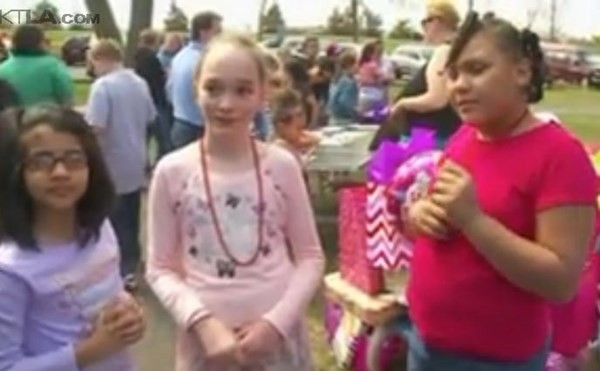 Cô bé 10 tuổi (giữa) hạnh phúc khi nhiều người xa lạ tới dự sinh nhật mình. Ảnh chụp từ clip KTLA 