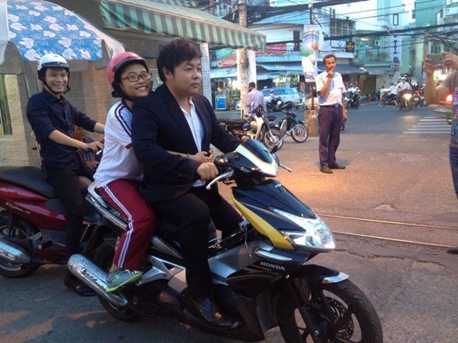 Bức ảnh Quang Lê cùng Phương Mỹ Chi trên xe máy gây nhiều tranh cãi.