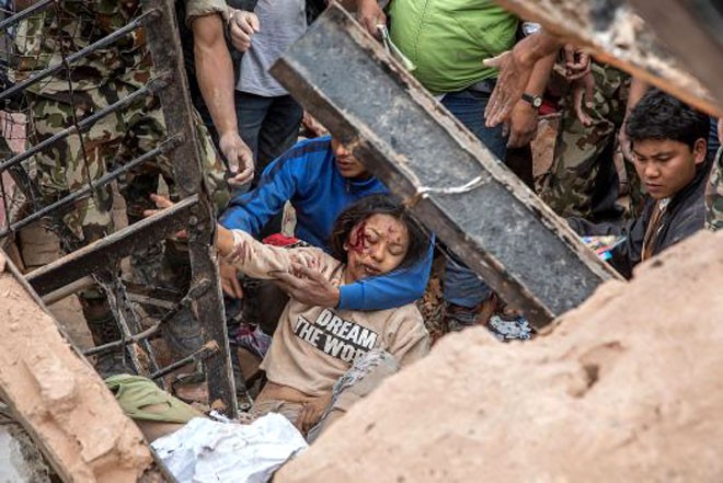 Toàn cảnh cứu hộ từ đống đổ nát kinh hoàng sau động đất ở Nepal