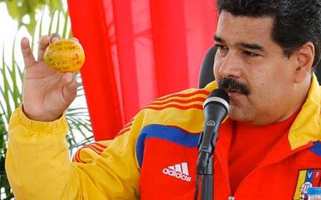 Tổng thống Maduro cầm lên trái xoài bị ném về phía mình Ảnh: www.nicolasmaduro.org.ve