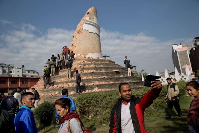 Một hình ảnh gây phẫn nộ sau trận động đất ở Nepal khi một du khách thản nhiên selfie với hình ảnh đổ nát của tháp Dharahara Nguồn: AP