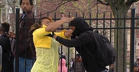 Hình ảnh bà mẹ đánh cậu con trai tham gia bạo động được truyền thông Mỹ đăng tải rộng rãi (Nguồn: WP)