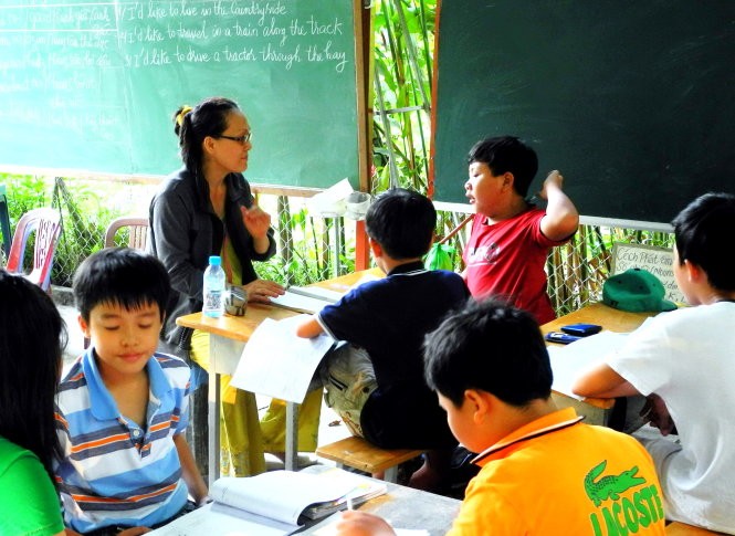 Cô Nhung đang dạy tiếng Anh miễn phí cho học trò - Ảnh: N.Hậu