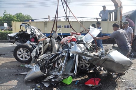 Chiếc xe ô tô bị biến dạng, co rúm sau khi bị xe container do tài xế Răng điều khiển tông và cuốn vào gầm khiến 5 người tử vong