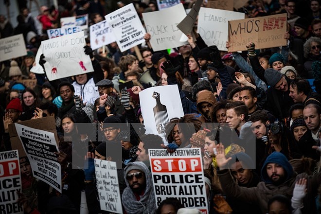 Biểu tình tại New York, phản đối các vụ cảnh sát bắn chết người da màu. Nguồn: AFP/TTXVN