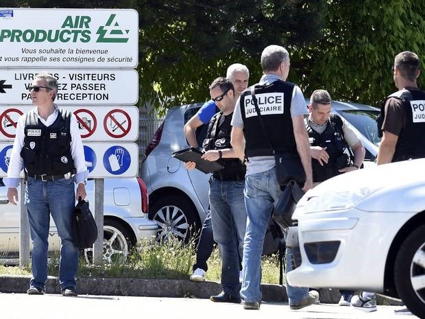 Cảnh sát Pháp phong tỏa lối vào Công ty thiết bị hàng không ở Saint-Quentin-Fallavier, gần Lyon. Nguồn: AFP/TTXVN