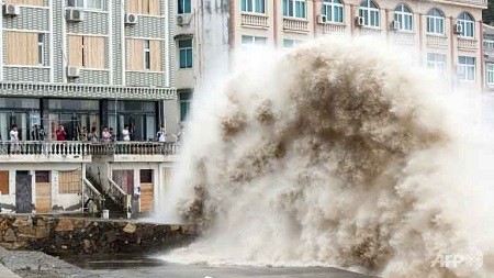 Nhiều con sóng lớn đã xuất hiện tại bờ biển khu vực Chiết Giang hôm 10/7 dù tâm bão còn cách xa 235 km. Ảnh: AFP