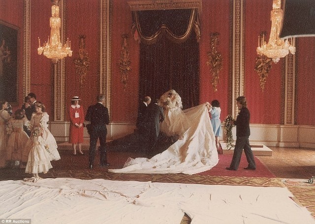 Ảnh cưới lần đầu tiên công bố của Công nương Diana