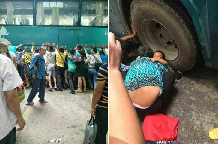 Khoảng 100 người đã hợp sức nâng chiếc xe buýt để cứu bé gái bị mắc kẹt.