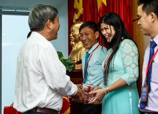 Đại diện Tỉnh ủy Bình Dương chúc mừng, tặng quà cho công dân trẻ tiêu biểu Nguyễn Hồng Xuân Trường