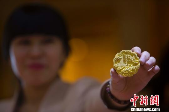 Hình ảnh bánh Trung thu bằng vàng được chụp ngày 14/9 tại Thái Nguyên.