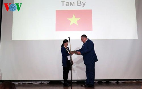 Cô Vũ Thanh Tâm lên nhận giải thưởng