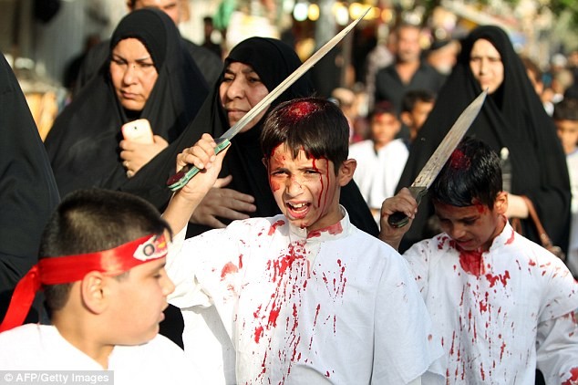 Những cậu bé Hồi giáo Shi’ite thực hiện nghi lễ tự hành xác trên đường phố Baghdad, Iraq. Ảnh: AFP