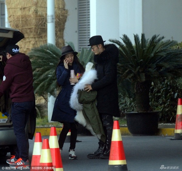 Fan “phát cuồng” trước khoảnh khắc Huỳnh Hiểu Minh khoác áo cho Angelababy