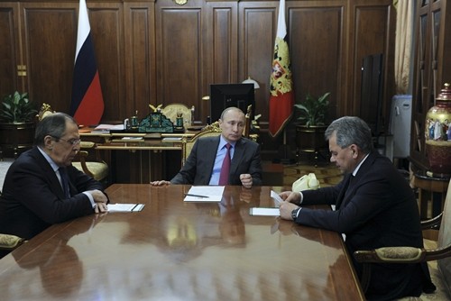 Tổng thống Nga Putin (giữa) trong cuộc họp với Bộ trưởng Quốc phòng Sergey Shoigu (phải) và Ngoại trưởng Sergey Lavrov hôm 15/3. Ảnh: Reuters