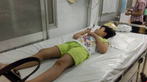 Học sinh Trường Tiểu học Trần Quang Khải nhập viện trong tình trạng nôn ói.