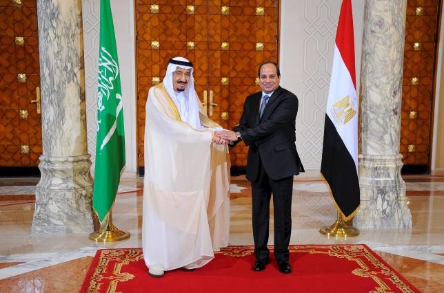 Quốc vương Salman (trái) bắt tay Tổng thống Abdel Fattah al-Sisi trong cuộc hội đàm ở thủ đô Cairo (Ai Cập) ngày 7/4. Ảnh: Reuters