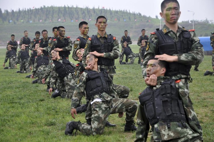 Các đòn sát thủ của cảnh sát vũ trang Trung Quốc