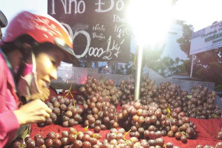 Trái cây Trung Quốc gắn mác Việt Nam bày bán vô tư