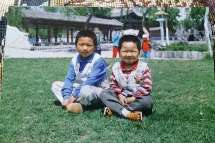 Người chồng (bên trái) và cậu em trai trong bức ảnh chụp tại công viên vào năm 1994.