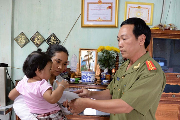Phóng viên Báo CAND thăm hỏi động viên vợ con Trung úy Nay Plong.