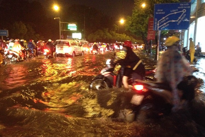 TPHCM: Mưa lớn bất chợt, đường phố biến thành sông