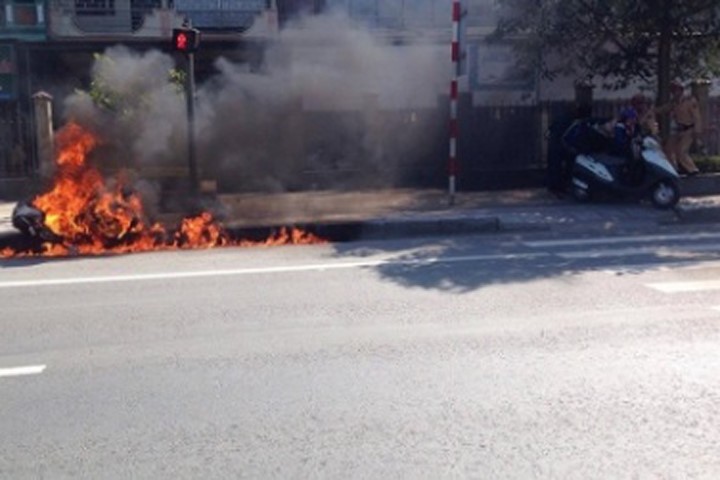 Chiếc xe bị đốt cháy nghi ngút khói.