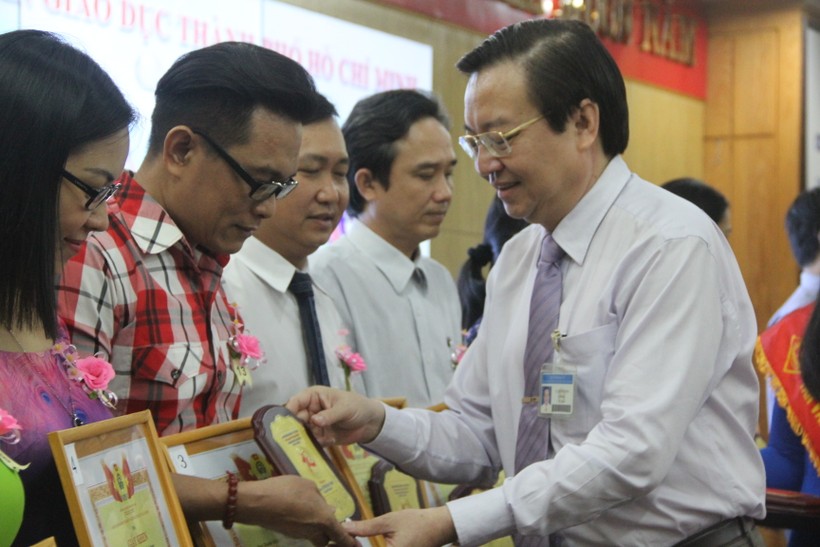 Ông Lê Hồng Sơn, Giám đốc Sở GD&ĐT TPHCM trao giấy khen và kỷ niệm chương cho các nhà giáo sáng 17/11 