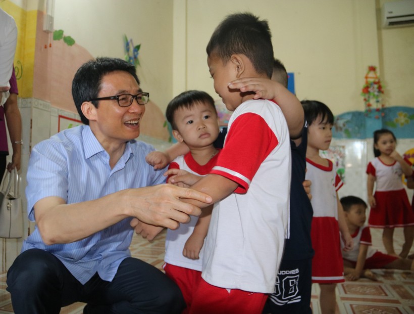 Phó Thủ tướng Vũ Đức Đam vui vẻ trò chuyện với trẻ 