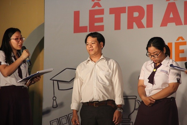 Ngọc Khanh (bìa phải) và ba của mình được MC mời lên sân khấu buổi lễ để giao lưu 