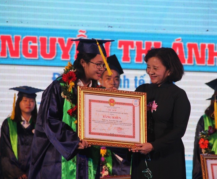 Bà Thân Thị Thư-Trưởng Ban tuyên giáo Thành ủy TPHCM trao bằng khen cho thủ khoa Trường ĐH Kinh tế Luật-ĐH Quốc gia TPHCM