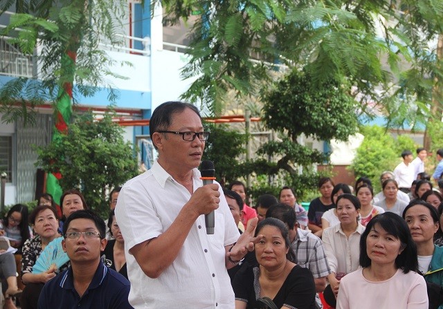 Phụ huynh Trường THPT Nguyễn Du trao đổi với Ban giám hiệu nhà trường 