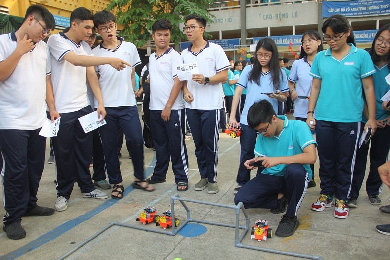 Học sinh trải nghiệm trạm robotics của CLB Khoa học 