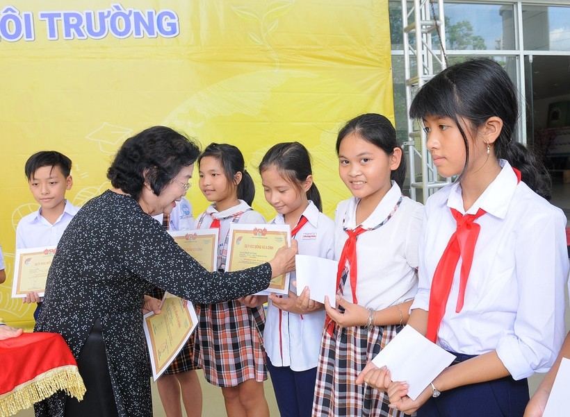 Bà Trương Mỹ Hoa, nguyên Phó Chủ tịch nước, Chủ tịch Quỹ học bổng Vừ A Dính trao học bổng cho các em học sinh