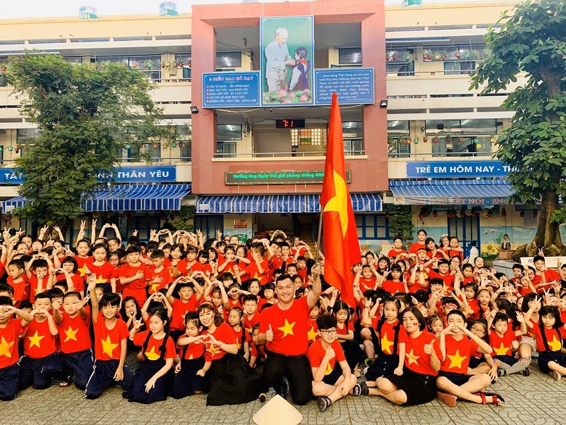 Thầy trò Trường Tiểu học Nguyễn Thị Minh Khai, quận Gò Vấp cùng "nhuộm đỏ" cổ vũ đội tuyển U22 Việt Nam 