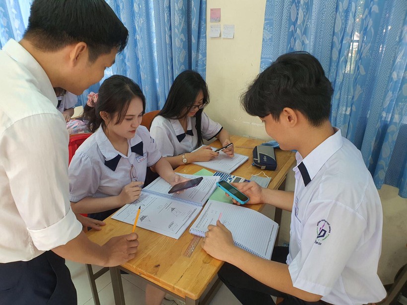 Học sinh Trường THPT Nguyễn Du, TP.HCM được phép sử dụng điện thoại thông minh trong lớp học trong một số tiết học. Ảnh NTCC