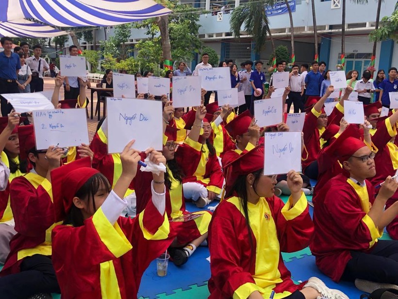 Học sinh Trường THPT Nguyễn Du tham gia Rung chuông Vàng trong lễ kỷ niệm 200 năm ngày mất của Đại thi hào Nguyễn Du do trường tổ chức