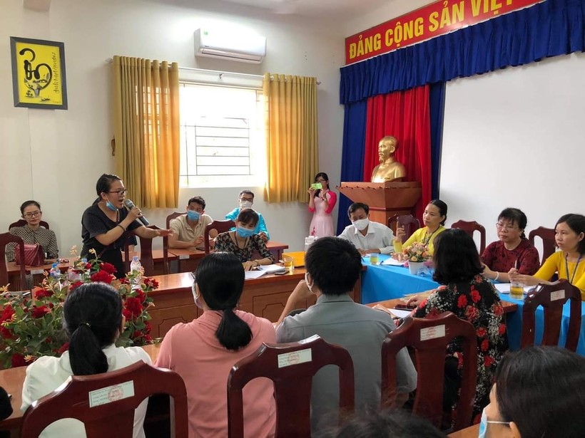 Phụ huynh Trường TH Trần Thị Bưởi, Quận 9 trao đổi với lãnh đạo nhà trường trong sáng ngày 2/11. Ảnh minh hoạ 