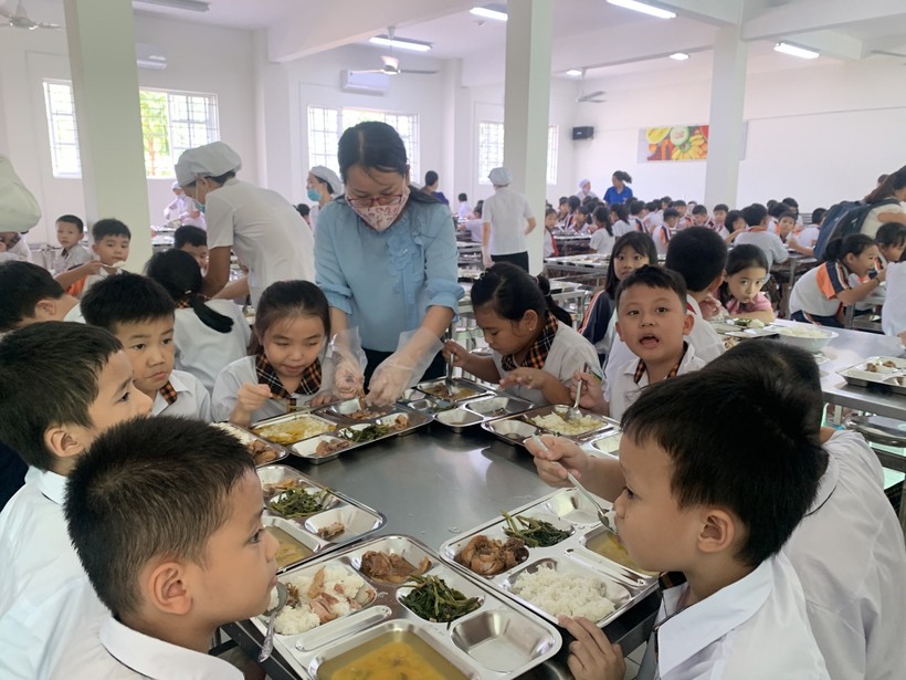 Bữa ăn trưa ngày 3/11 của học sinh Trường TH Trần Thị Bưởi, Quận 9. Ảnh P.Nga