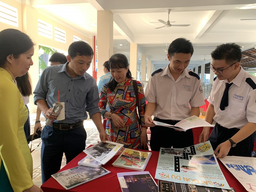 Giáo viên, học sinh xem các sản phẩm của dự án Sài Gòn by bus. Ảnh P.Nga