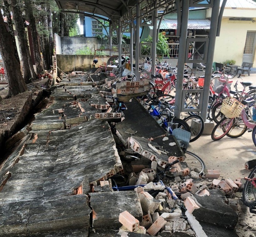 Hiện trường vụ sập tường rào trường Tiểu học Trần Quốc Toản trên địa bàn huyện Thống Nhất, Đồng Nai. Ảnh Phòng GD-ĐT Thống Nhất