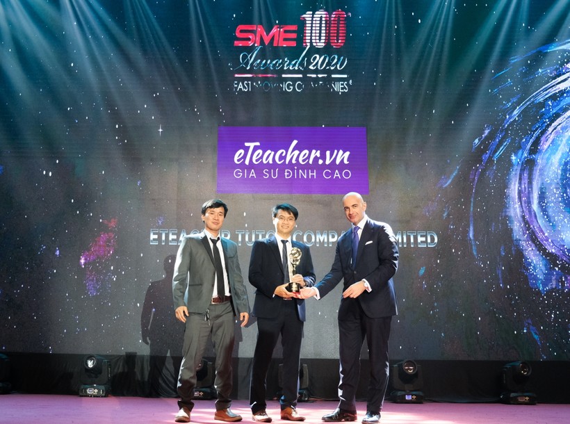 Hai nhà đồng sáng lập của eTeacher -ông Nguyễn Tấn Nghĩa và ông Nguyễn Ngọc Huy Sang đón nhận giải thưởng SME100 2020