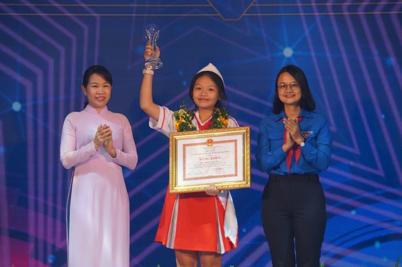 Em Hoàng Thị Yến, Trường THCS Tôn Thất Tùng, Quận Tân Phú, TP.HCM được vinh danh "Công dân trẻ tiêu biểu TP.HCM" năm 2020.