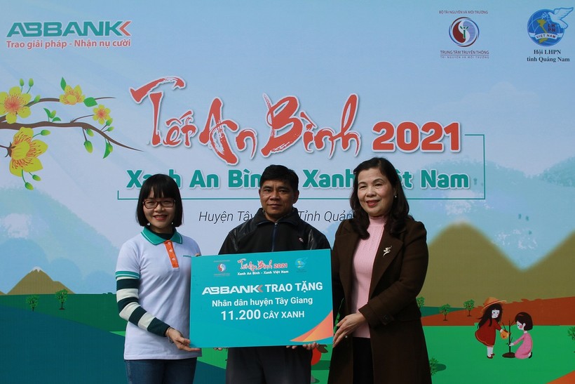 Trao tặng 11.200 cây xanh cho người dân ở huyện Tây Giang, tỉnh Quảng Nam