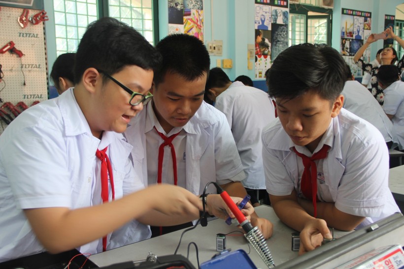 Khai trương mô hình thí điểm lớp học thông minh tại Trường THCS Nguyễn  Trãi thành phố