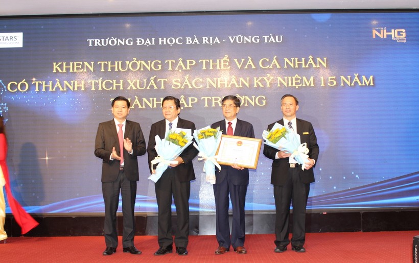 Ông Trần Văn Tuấn, Phó Chủ tịch UBND tỉnh Bà Rịa - Vũng Tàu tặng bằng khen cho Ban giám hiệu nhà trường