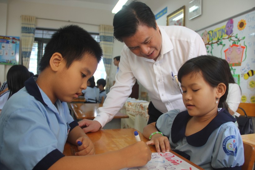 Thứ trưởng Bộ GD-ĐT Nguyễn Hữu Độ thăm và dự giờ tại Trường Tiểu học Phong Phú 2, huyện Bình Chánh, TP.HCM.