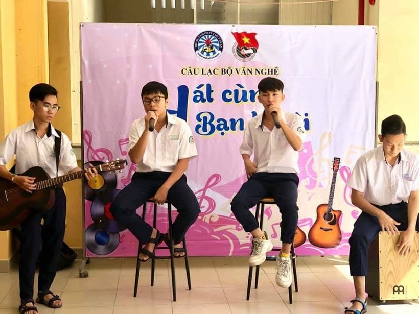 Học sinh Trung tâm GDTX Chu Văn An trong giờ sinh hoạt CLB Âm nhạc. Ảnh minh hoạ 