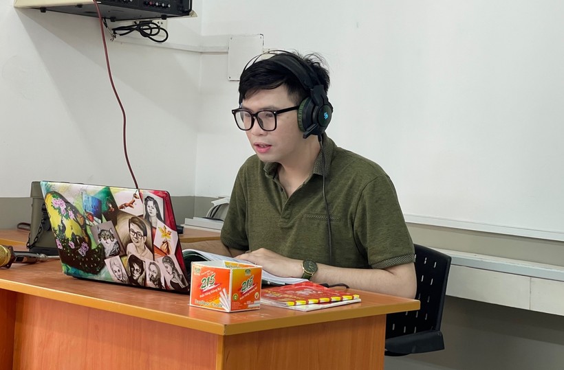 Thầy Võ Kim Bảo, giáo viên Trường THCS Nguyễn Du, Quận 1 dạy học trực tuyến . Ảnh minh hoạ 