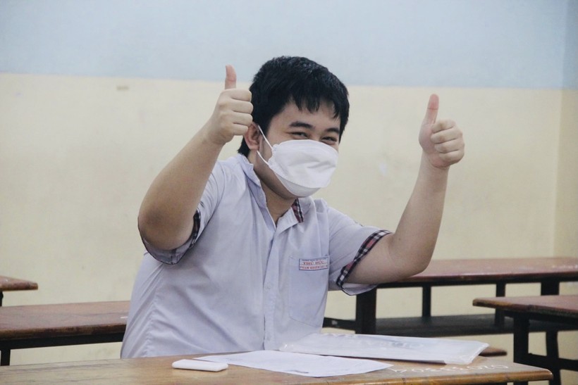 Thí sinh tại điểm thi Trường THPT Tam Phú, TP Thủ Đức tự tin trước giờ thi môn Ngữ văn.